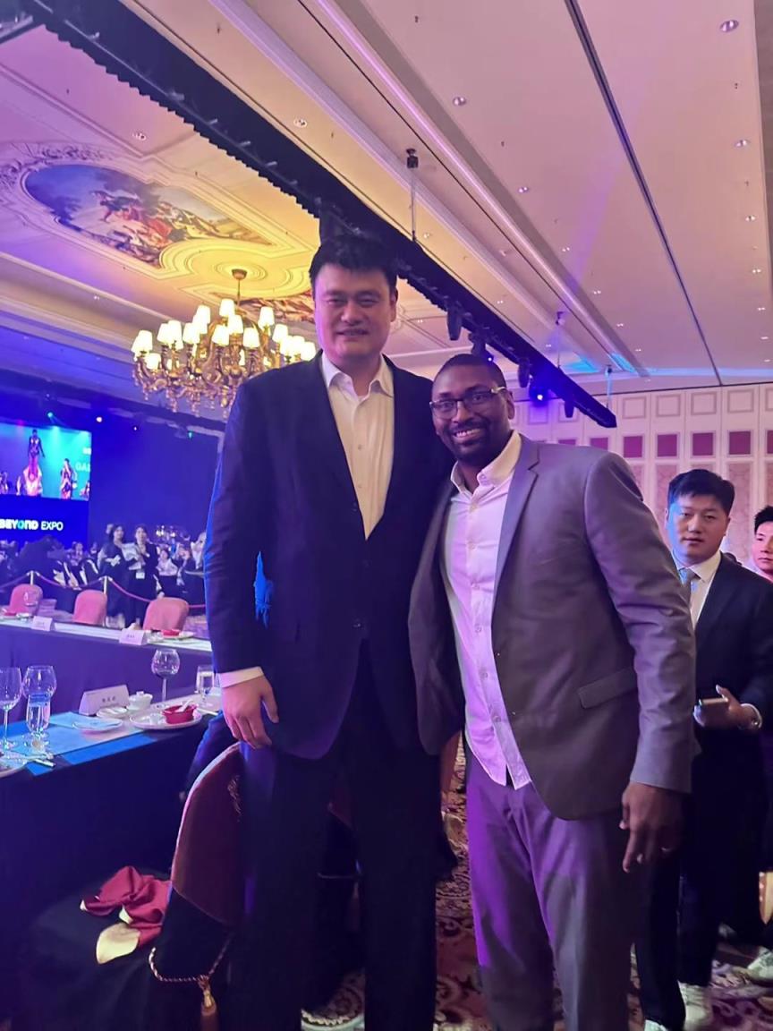 阿泰斯特曬與姚明合照：這是我最喜歡的隊(duì)友 姚??！