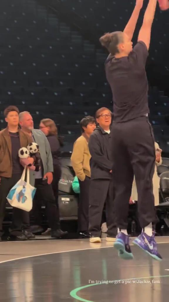 71歲成龍現(xiàn)身巴克萊中心看女籃比賽：她們投籃怎么那么準(zhǔn)?。?！