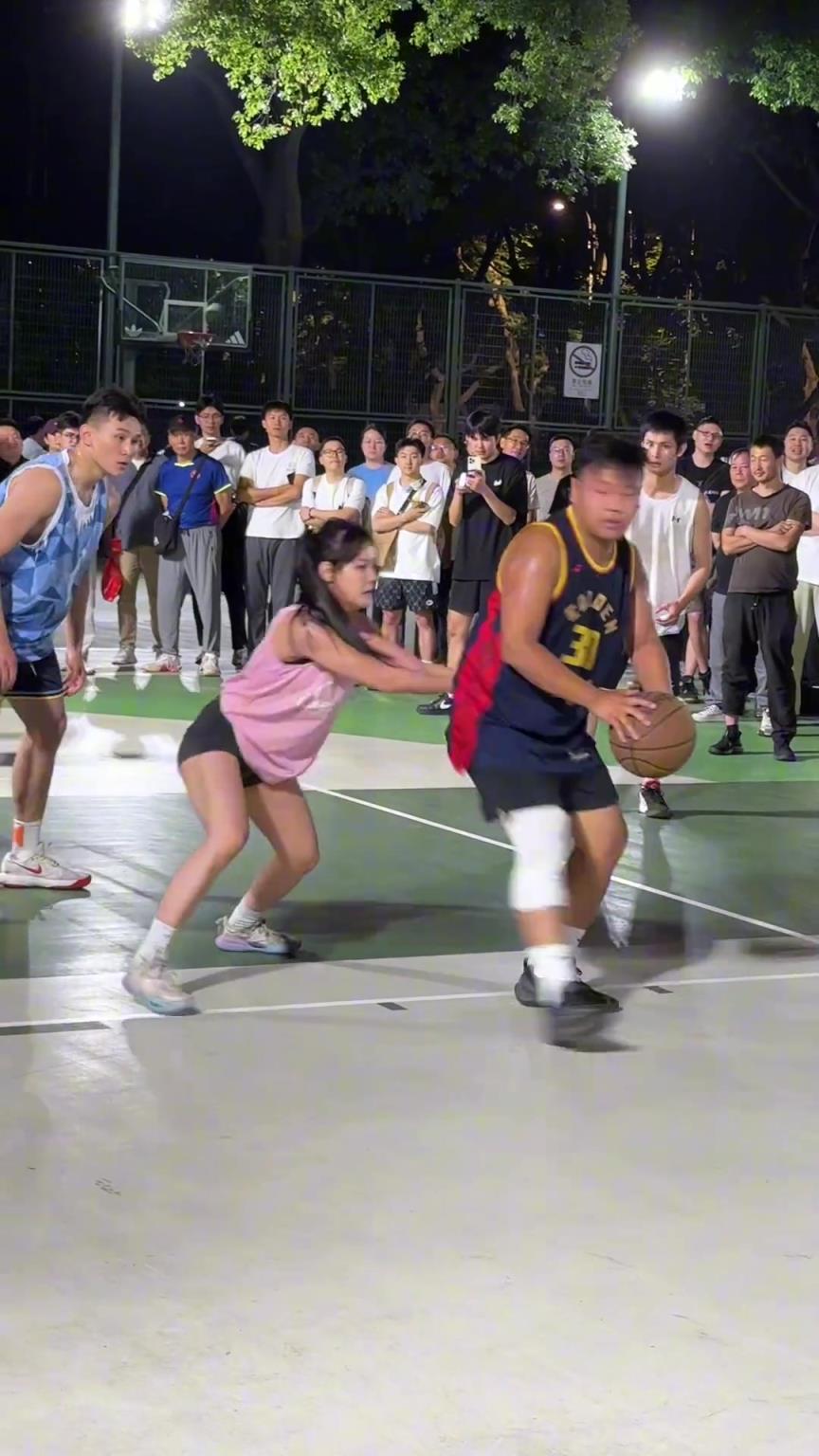 這哥們看見(jiàn)防自己的是女生，一個(gè)勁背打，球也不傳了